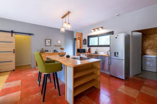 Konyha, Chemin de Ronze - Maison au calme avec piscine in Labastide-de-Virac