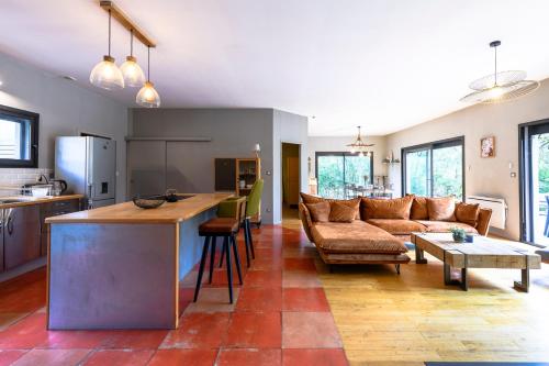 Konyha, Chemin de Ronze - Maison au calme avec piscine in Labastide-de-Virac