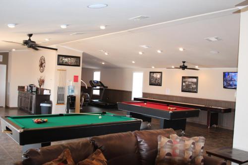 Közös társalgó / TV, Eagle Ford Village Suites in Dilley (TX)