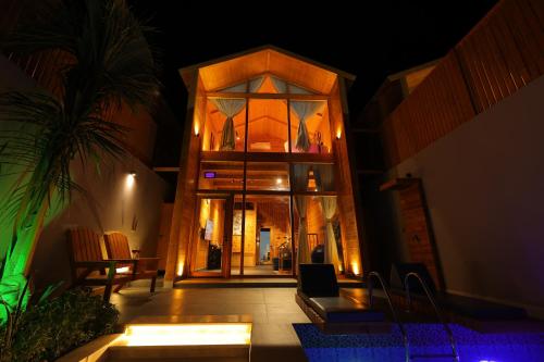 A szálláshely kívülről, أكواخ البحيرات (أكواخ البحيرات) in Durrat Al-Arus