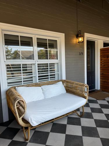 Beautifully renovated maisonette - Tap to explore photos