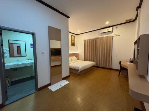 Deluxe Double Room image 10