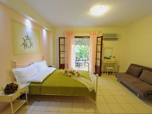 1 double bed, 1 twin bed