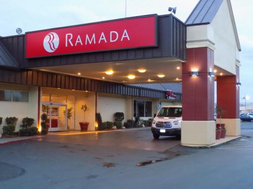 Entrance, Ramada by Wyndham Sacramento in Sacramento (CA)