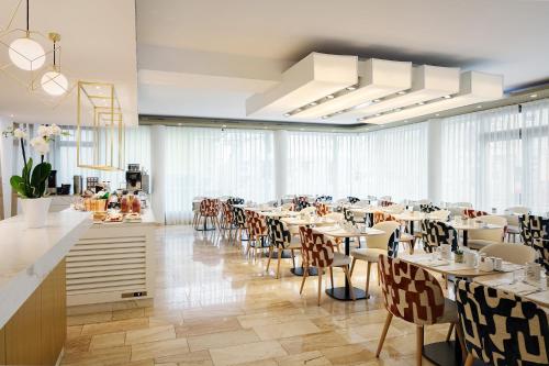 Eurostars Embassy - image 2