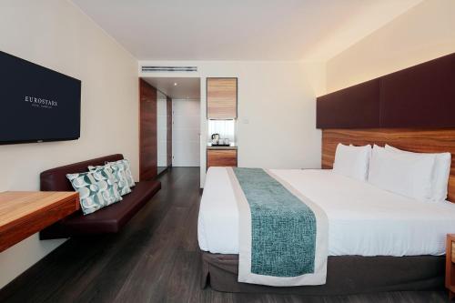 Eurostars Embassy - image 12