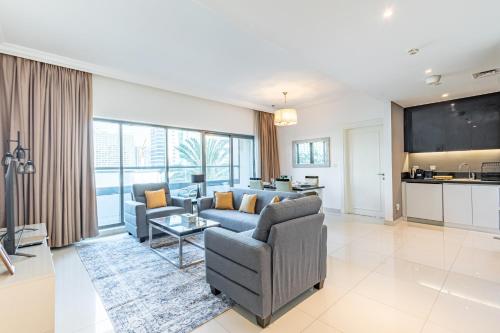 Spacious 1BR - Balcony & Pool View - Capital Bay, Dubaj