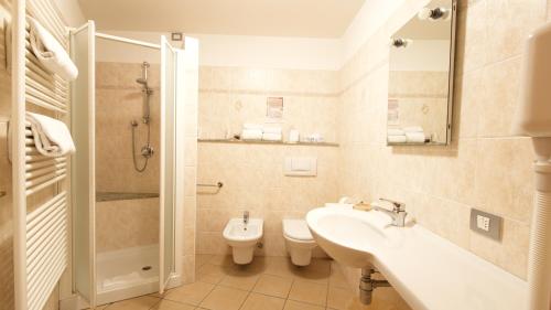 Standard Twin Room with Mountain View