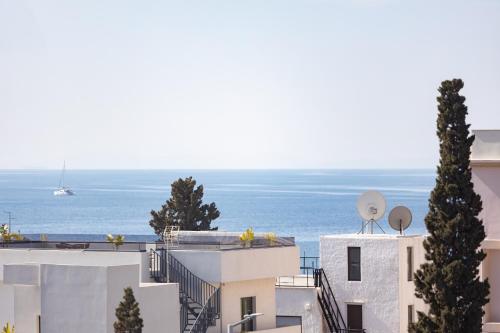 Luxurious 3-Bedroom Seaside Retreat Fully Renovated in 2025