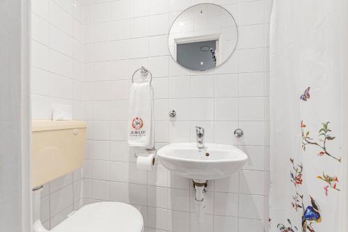Jubilee Hotel - image 12
