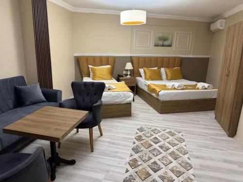 1 double bed, 1 twin bed, 1 sofa bed