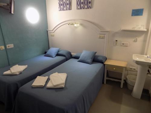 Twin Room with Shared Bathroom image 10