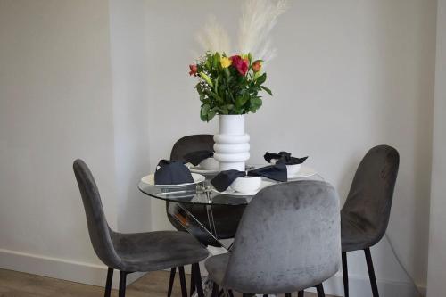 Modern 1 bedroom apartment in Hornchurch - image 14