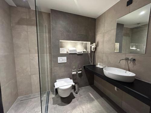 Standard Twin Room image 7
