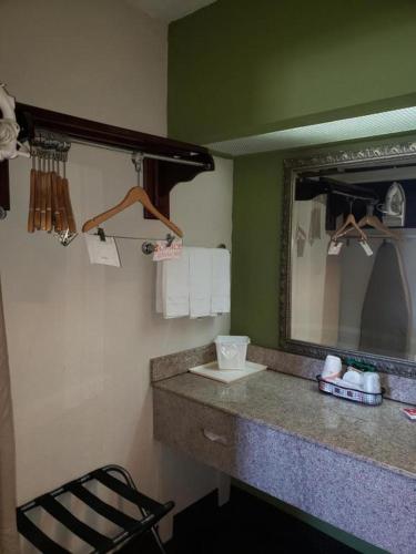 Econo Lodge Elizabeth City - image 7