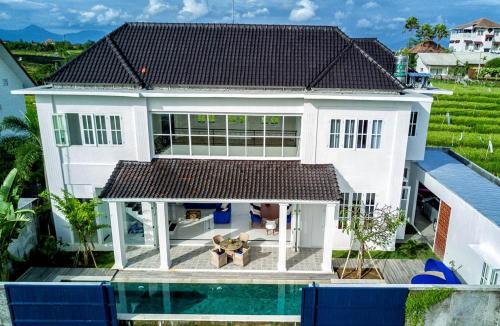 4 Bedrooms Villa in Canggu - image 2