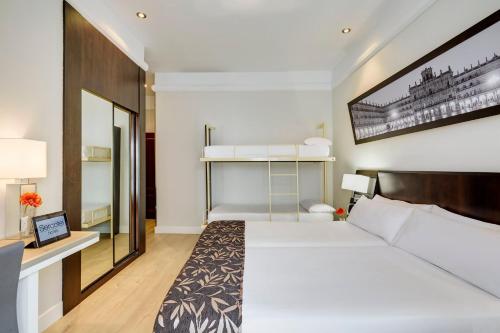 2 twin beds, 2 bunk beds