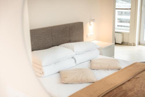 One-Bedroom Apartment image 4