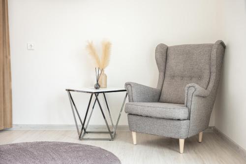 One-Bedroom Apartment image 3