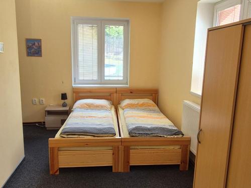 2 twin beds