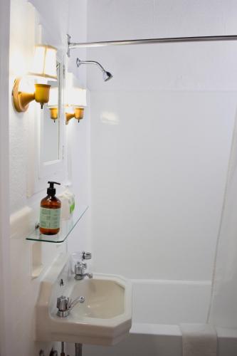 Double Room - Non-Smoking  image 4
