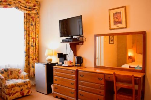 Double Room - Non-Smoking  image 6