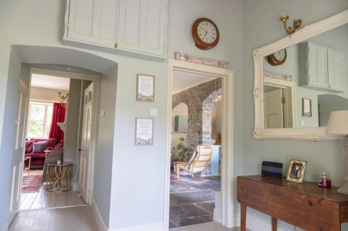 4 bed cottage Breath-taking views Sleeps 8 in Old Radnor