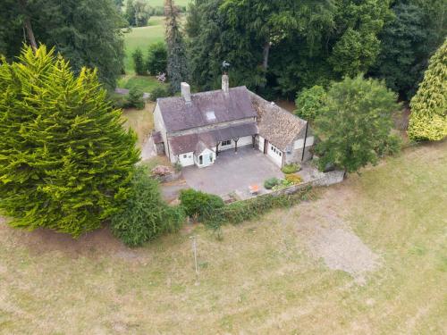 4 bed cottage Breath-taking views Sleeps 8 in Old Radnor