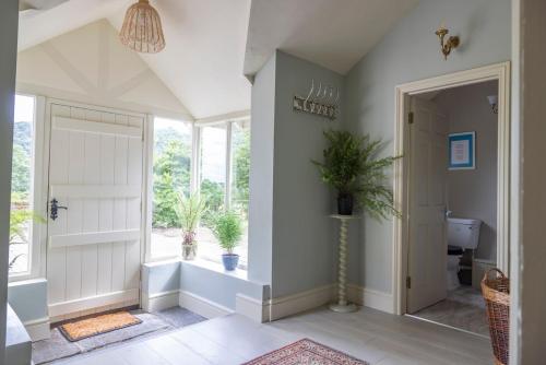 4 bed cottage Breath-taking views Sleeps 8 in Old Radnor