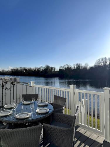 Pet-Friendly Waterside Lodge - Cotswold Water Park - Bath Pet-Friendly Waterside Lodge - Cotswold Water Park - Bath