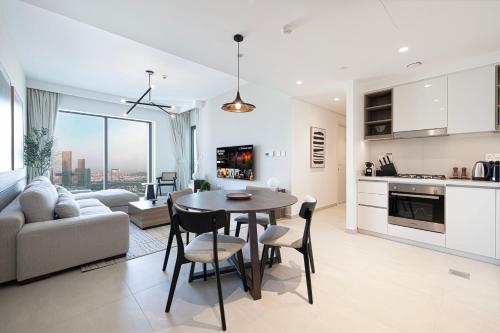 Downtown Chic 2 Bedroom Apartment I Dubai Mall Access I Views of Burj Khalifa from Pool I Free Parking Gym Pool & Wi-Fi I by Meerak - image 2