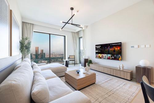 Downtown Chic 2 Bedroom Apartment I Dubai Mall Access I Views of Burj Khalifa from Pool I Free Parking, Gym, Pool & Wi-Fi I by Meerak, Dubái