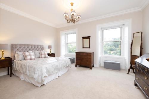 Deluxe 3-bedroom Apartment on Princes Street overlooking Edinburgh Castle, Эдинбург (фото 10)