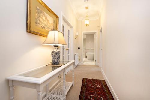 Deluxe 3-bedroom Apartment on Princes Street overlooking Edinburgh Castle, Эдинбург (фото 7)
