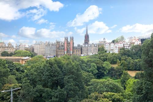 Deluxe 3-bedroom Apartment on Princes Street overlooking Edinburgh Castle, Эдинбург (фото 9)
