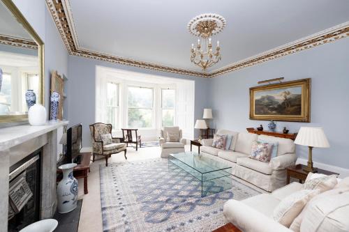 Deluxe 3-bedroom Apartment on Princes Street overlooking Edinburgh Castle, Эдинбург (фото 2)