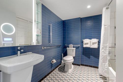 Quadruple Room with Two Queen Beds and Tub - Disability Access/Non Smoking image 2