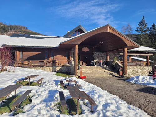 مطعم, Apartmán Danadrin Family Evergreen Tále (Apartman Danadrin Family Evergreen Tale) in Myto Pod Dumbierom