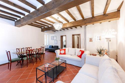 GuestHost - Large Apartment in the Historic Center of Parma, Parma