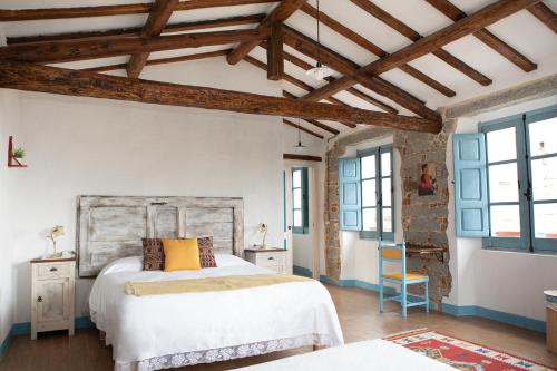 1 queen bed, 1 twin bed