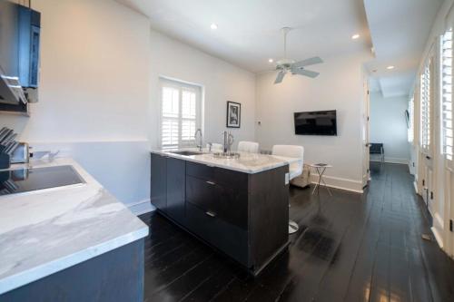 One Bedroom Studio Suite with Kitchen room in Melrose Mansion