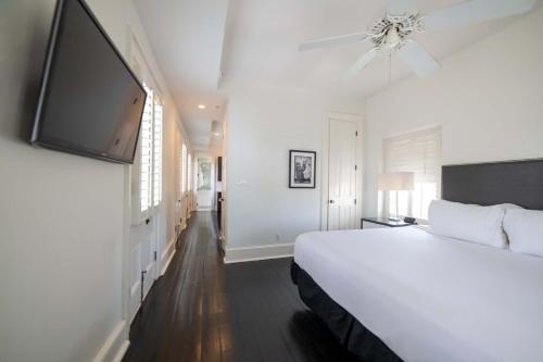 One Bedroom Studio Suite with Kitchen image 10