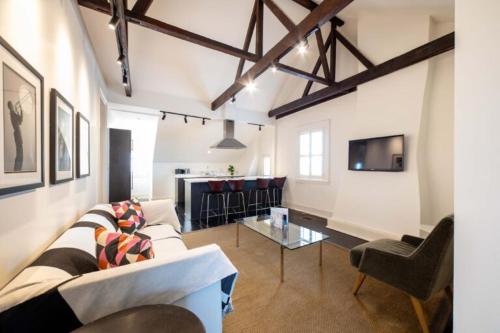One Bedroom Executive Suite with Kitchen image 1