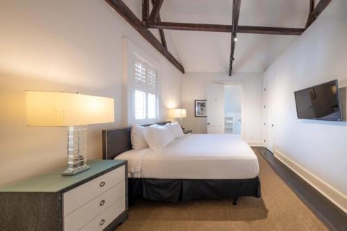 One Bedroom Executive Suite with Kitchen image 7