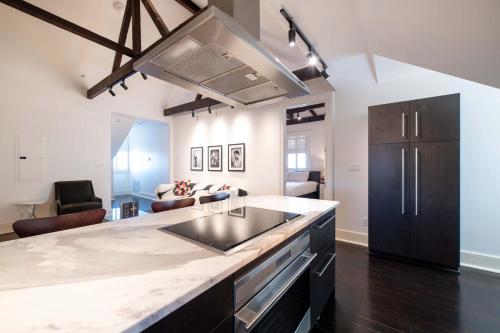 One Bedroom Executive Suite with Kitchen image 8