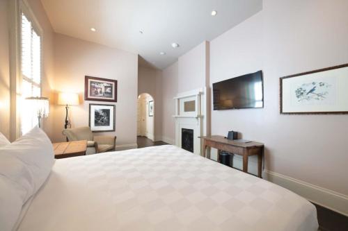 Classic Queen Room image 2