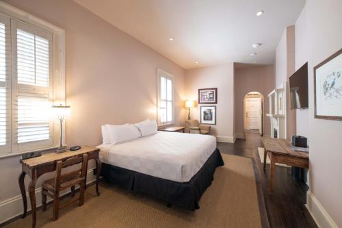 Classic Queen Room image 8