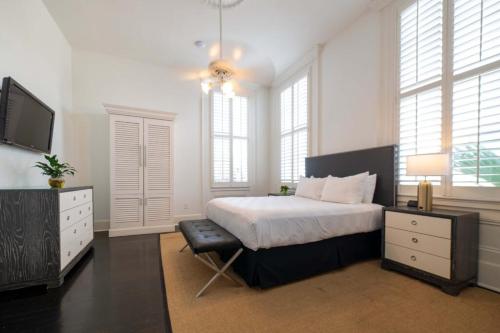 Deluxe Queen Room image 3