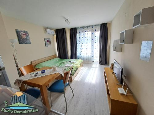 Studio Demokratsia, Burgas