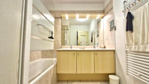 Bathroom, T3 dans une residence de vacances near Bungalow Kafe